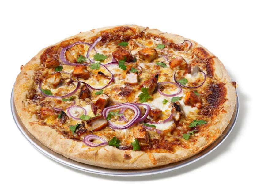Image of a barbeque chicken pizza served in a plate
